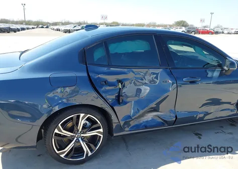 2024 Volvo S60 B5 Core Dark Theme z USA, uszkodzony, nr VIN 7JRL12FK9RG327436